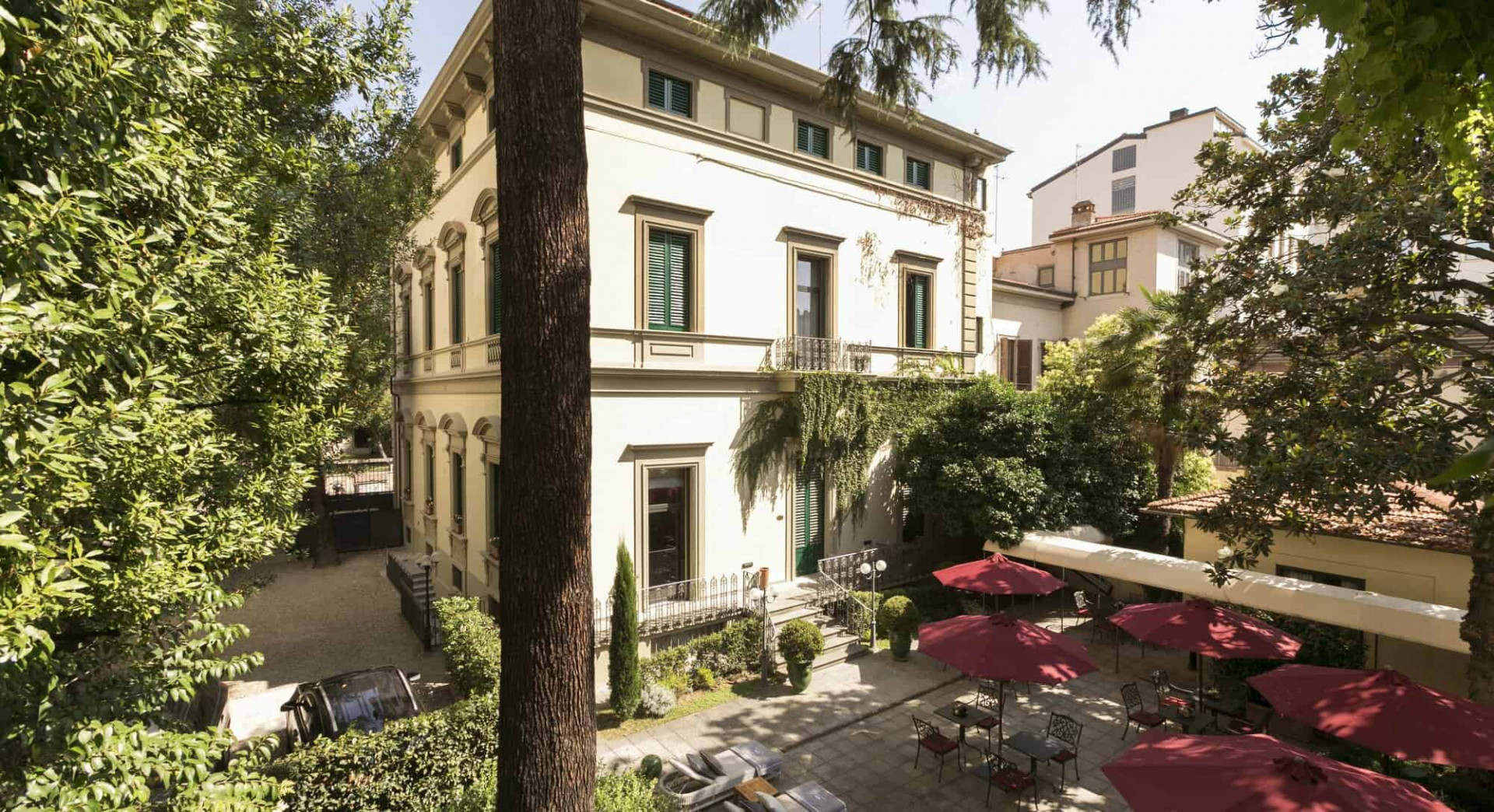 Exterior and gardens of the Palazzo Lorenzo Hotel Boutique 